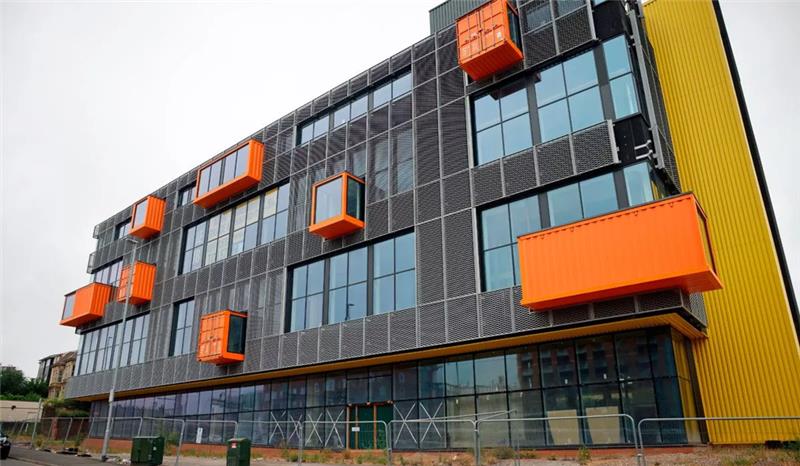 Ein  pencadlys newydd wedi’i leoli yn nghyn-adeilad y Post Brenhinol ar Stryd y Felin.